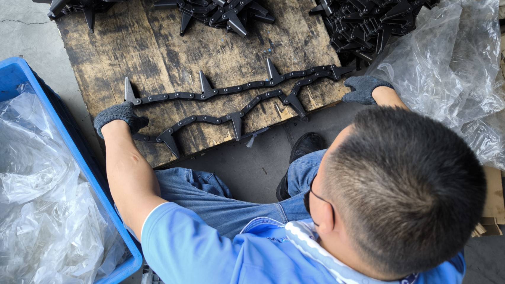 Technician assembling sugar cane elevator chain with star attachments